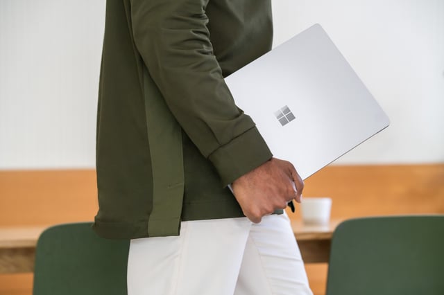 SUR23_COMMR_Surface_Laptop_5_Plat_Context_0824_RGB (1)